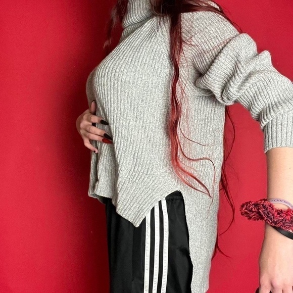 Grey turtle neck style Sweater   🖤🤍​​​​​​​​​​​​​​​​​​​​​ - Picture 2 of 4